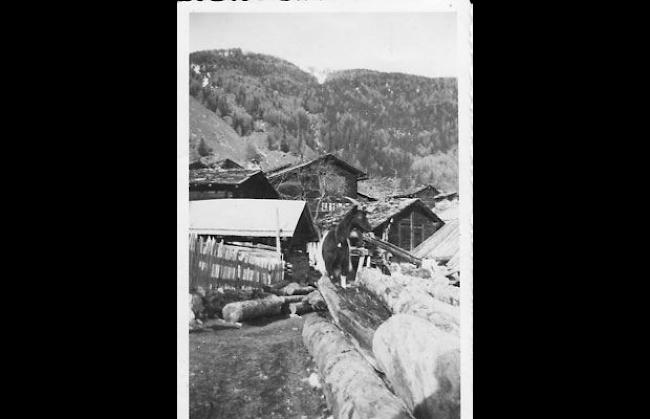 Diese Aufnahme stammt von 1935 und zeigt einen alten Dorfteil  von Feschel. Die Sägerei wurde noch mit Wasser betrieben. Das Gebäude mit dem hellen Dach war der Schaf- und Ziegenstall. Mindestens fünf Gebäude auf dem Bild mussten dem Strassenbau weichen.