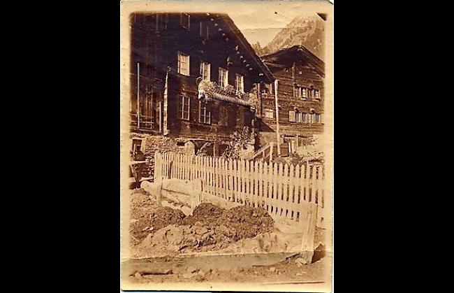 Aufnahme aus dem Dorf Feschel vor 1945. Im rechten Haus war im unteren Stock das Verkaufslokal der Konsumgenossenschaft. Vor beiden Häusern wurde beim Strassenbau ein Kehr- oder Parkplatz errichtet.