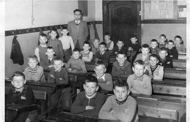 Jahrgang 1943, 3.Klasse mit Lehrer Burgener. 