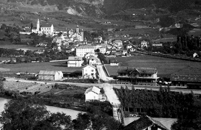 Brig um 1890, als die Furkastrasse noch Bahnhofstrasse hiess und die heutige Bahnhofstrasse noch nicht existierte. Die damalige Bahnhofstrasse führte vom alten Bahnhof zum Sebastiansplatz, wo von der Burgschaft her auch die Simplonstrasse einmündete. Mit der 1906 erfolgten Eröffnung des Simplontunnels und der damit verbundenen Inbetriebnahme des neuen Bahnhofs erhielt die neu erstellte Strasse, anfänglich auch «Avenue» genannt, die Bezeichnung Bahnhofstrasse. In der Folge wurde die heutige Furkastrasse von den Einheimischen noch viele Jahre als «alte Bahnhofstrasse» bezeichnet. 