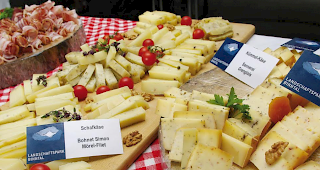 Beim traditionellen 1. August-Brunch in der Mehrzweckanlage &laquo;Br&uuml;chematte&raquo; in Grengiols gibt&rsquo;s verschiedene K&auml;sesorten, Trockenfleisch oder auch Kuchen.