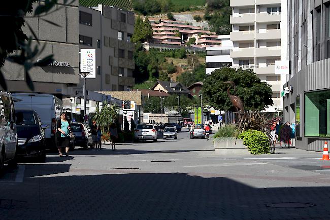 Immer viel Verkehr rund um den Bahnhof in Visp.