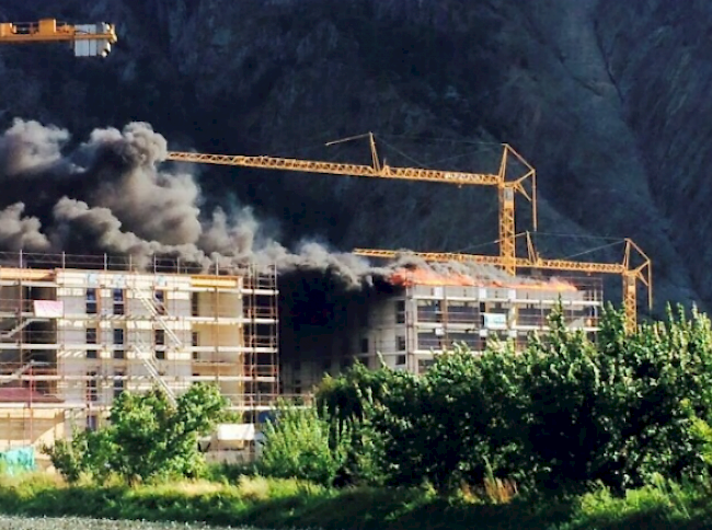 Am 28. Juli 2015 kurz vor 18:00, brach auf dem Dach eines Mehrfamilienhauses in Martinach ein Brand aus. Personen wurden keine verletzt.