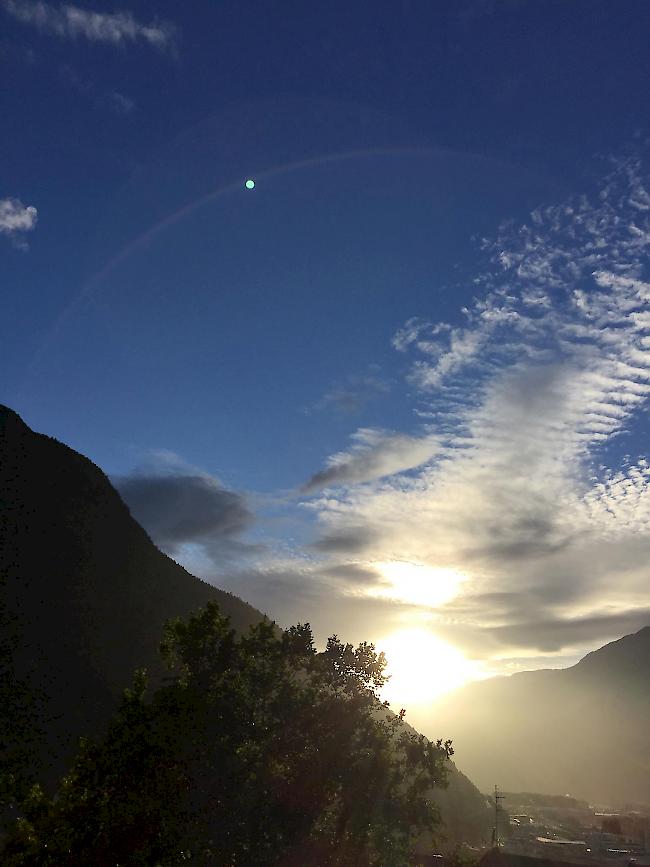 «Ein UFO über dem Oberwalliser Abendhimmel?» fragt sich eine 1815.ch-Leserin.