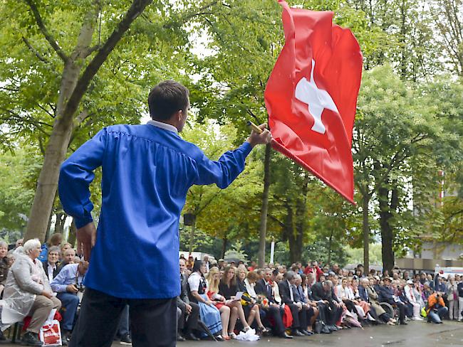 Die Bundesräte werben mehrheitlich für eine offene Schweiz. Ein Fahnenschwinger an der Stadtzürcher Bundesfeier auf dem Bürkliplatz