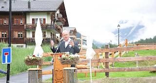 Der Blattner Gemeindepr&auml;sident Lukas Kalbermatten stellte am Wochenende die neuen Bauwerke vor, welche das Dorf sicherer und attraktiver machen sollen. 