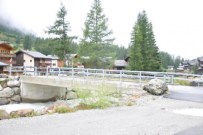 Nach dem Unwetter von 2011 wurde diese neue Brücke über die Lonza gebaut. Sie schützt das Dorf besser vor Verwüstungen als ihre Vorgängerin.