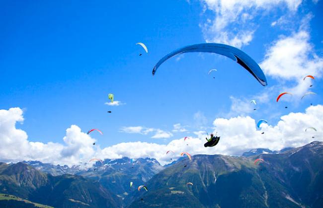 Am Sonntagmorgen ereignete sich in Fiesch ein tödlicher Gleitschirmunfall. (Symbolbild)