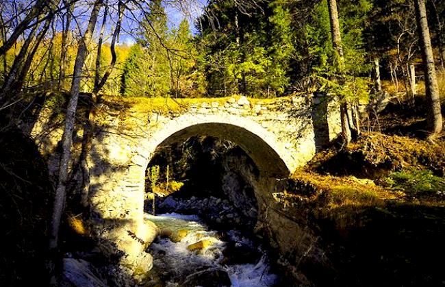 Alte Römerbrücke in Rumeling aus dem Jahre 1539.