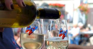 Gefüllte Weingläser am Weinfest Varen.
