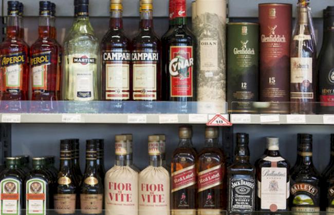 Das Nachtverkaufsverbot von Alkohol wird kommende Woche im Nationalrat diskutiert. (Symbolbild)