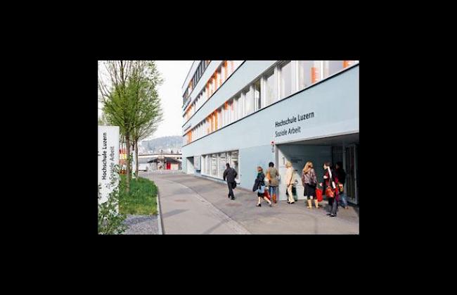 Eine Walliser Absolventin kann ihr Bachelor-Diplom der Hochschule Luzern im Bereich Soziale Arbeit entgegennehmen.