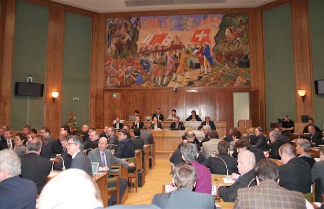 Grossräte in Sitten: Das neue Ratsreglement verlangt unter anderem die Offenlegung der Interessenbindungen (Archiv).