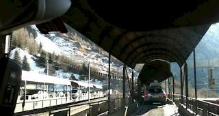 Autoverlad in Goppenstein. Der R&uuml;ckgang des Reiseverkehrs wegen der Corona-Krise haben auch die Eisenbahnen an den Autoverladestationen im Wallis, in Bern und Graub&uuml;nden zu sp&uuml;ren bekommen. 