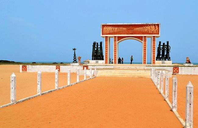 Porte du Non-Retour in Ouidah  Ouidah war während der Sklavenzeit einer der Hauptumschlagsplätze für den Sklavenhandel in Westafrika. Die Sklaven wurden hier verschifft, danach gab es kein Zurück mehr