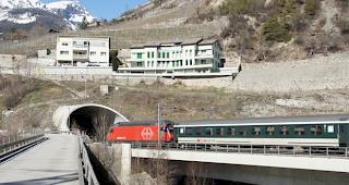 Auf der Bahnbstrecke zwischen Leuk und Salgesch ist am Samstagmorgen ein Zug stehen geblieben.