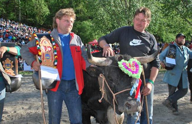 Die Reine des Reines «Schakira» mit Sepp Karlen (rechts) auf dem Siegerfoto 2012. 