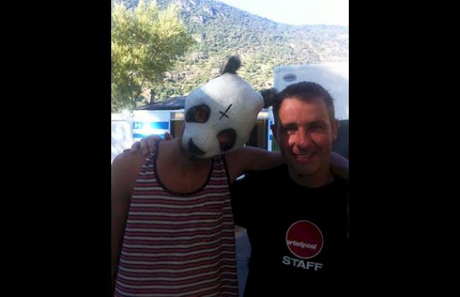 Daniel Hedinger am letztjährigen Open Air Gampel mit Panda-Rapper «Cro».
