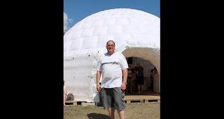 Adrian Schnyder, einer der Betreiber der Iglu-Bar