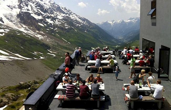 Die vollbesetzte Hüttenterrasse der Anenhütte im Juli 2013