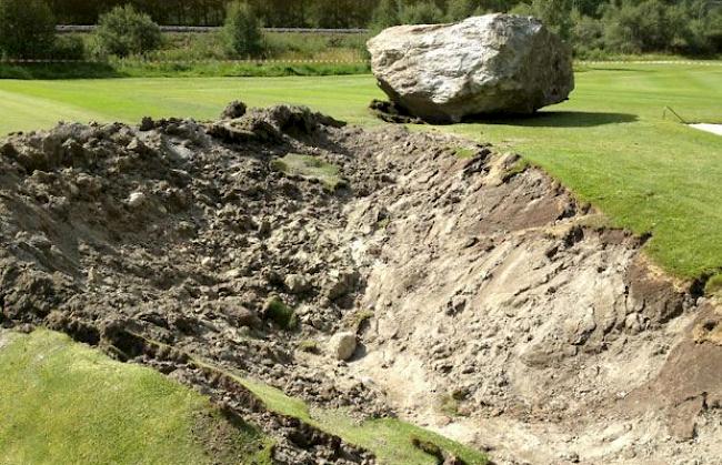 Felsbrocken auf Golfplatz hinterlässt Loch im Green.