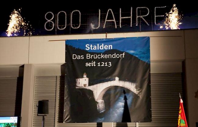 Nach der Lichtkunst-Präsentation von David Bumann wurde das neue Banner von Stalden offiziell enthüllt. Untermalt wurde diese Inszenierung durch den Schweizer Psalm, die Walliser Hymne und das Staldner Lied, welche von der Musikgesellschaft Harmonie gespielt wurden.