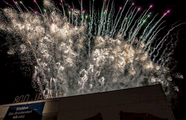 Die drei Hymnen, gespielt durch die Musikgesellschaft Harmonie, wurden begleitet von einem Barockfeuerwerk auf dem Dach der Turnhalle.