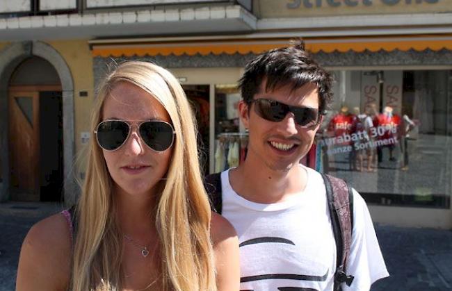 Sabrina Bodenmann aus Lax: «Wir haben daheim zwar den WB, ich selber informiere mich aber schon eher online.» Yves Vogt aus Naters: «Meine Eltern haben den WB ebenfalls abonniert, da schau ich dann auch rein.»
