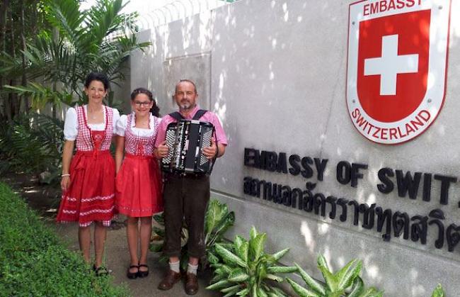 Familie Walker vor der Botschaft in Bangkok