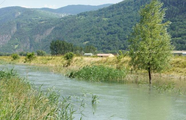 Der Galdikanal westlich von Niedergesteln führt Mittwochabend aufgrund der Schneeschmelze viel Wasser.