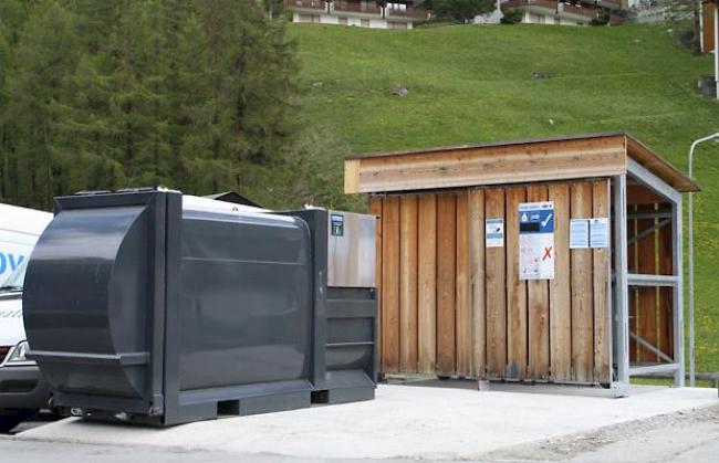 Der neue Alpenluft-Presscontainer bei den umgebauten Kehrichtunterständen in Zermatt.