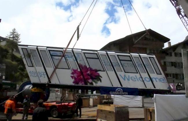 Anlieferung der sechs neuen Wagen: Im modernen und dynamischen Layout der Zermatt Bergbahnen AG.