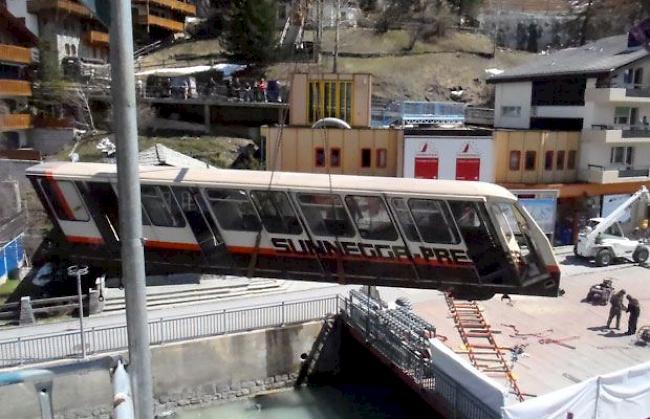 Am 28. November 1980 wurde in Zermatt die erste unterirdische Standseilbahn der Schweiz in Betrieb genommen. Nach 33 Jahren beinah tagtäglichen Betriebs, wurden die alten Wagen im Frühsommer 2013 abtransportiert.