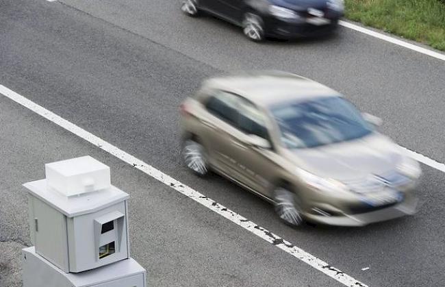 Mit 147 km/h war der fehlbare Autofahrer in Bovernier unterwegs. (Symbolbild)