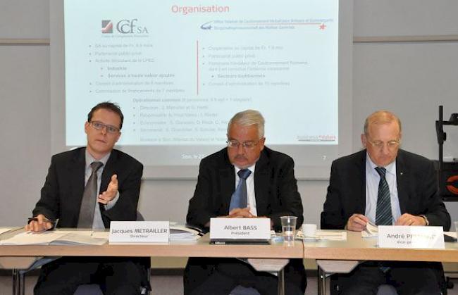 CCF-Direktor Jacques Métrailler, Präsident Albert Bass und Vize-Präsident André Premand an der Medienkonferenz in Sitten