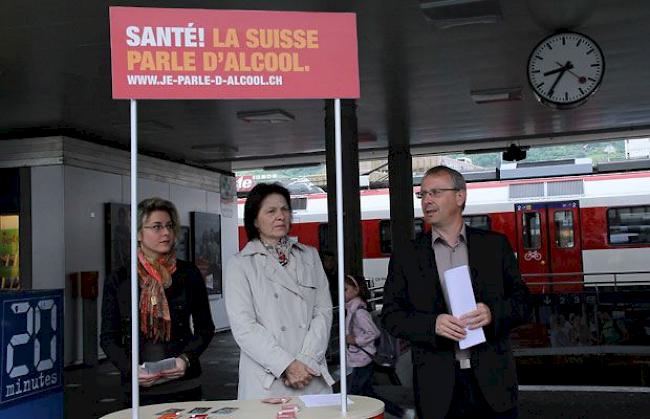 Der Informationsstand wird an verschiedenen Bahnhöfen im Kanton aufgestellt.