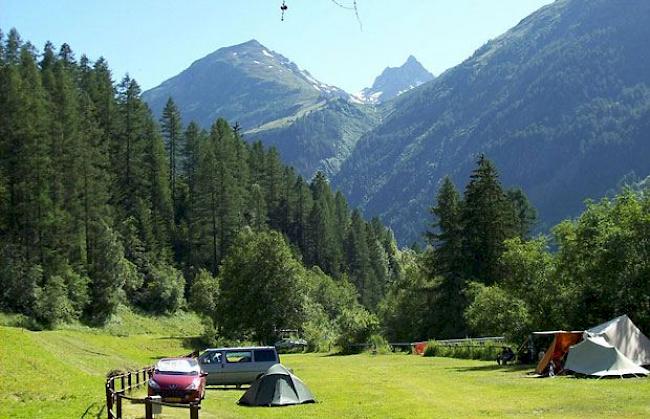 Das Wallis gehört zu den beliebtesten Campingdestinationen der Schweiz. Im Bild: der idyllisch gelegene Bergcamping Lonzastrand in Kippel. (Archiv)