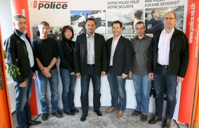 Der letzte Tag in Sitten: Renato Kalbermatten (Dritter von rechts) neben Chef Jean-Marie Bornet (Mitte) und seinem Team der Kommunikationsabteilung der Walliser Kantonspolizei.