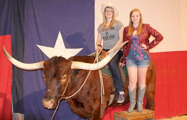 Lara Tenisch und Gastschwester Audrey beim Houston Rodeo