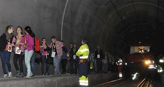 Passagiere steigen aus dem verunglückten Zug aus.