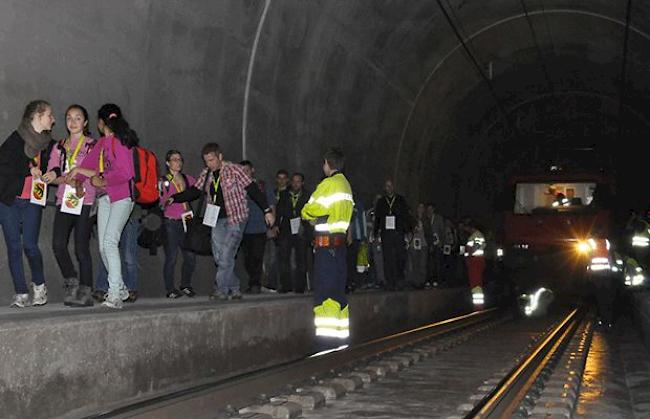 Passagiere steigen aus dem verunglückten Zug aus.