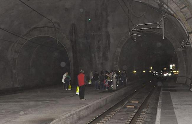 Die Passagiere warte im «Bahnhof» im Tunnelinnern darauf, abgeholt zu werden.
