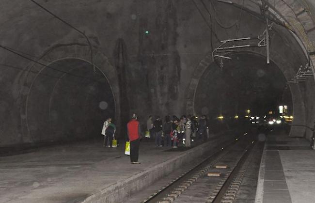 Die Passagiere warte im «Bahnhof» im Tunnelinnern darauf, abgeholt zu werden.