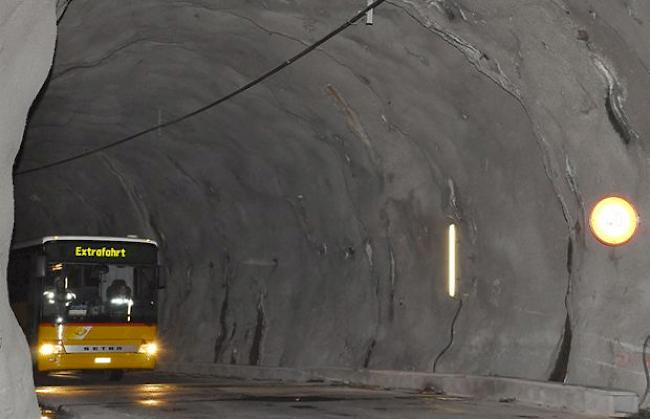 Ein Teil der Passagiere wurde mittels Postautos aus dem Tunnelinnern abgeholt.