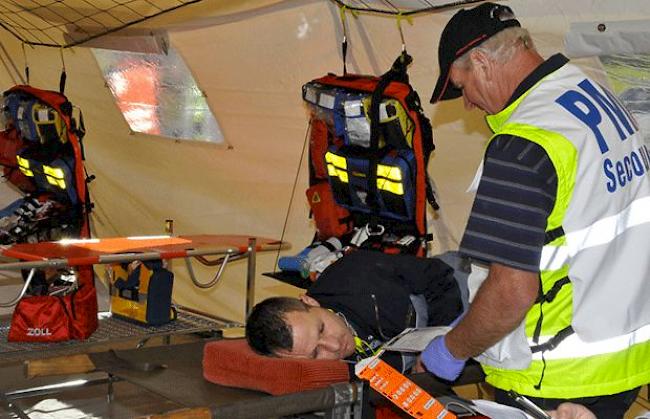 Verletzte werden in der Sanitäts-Hilfestelle auf dem Flugplatz Raron behandelt.