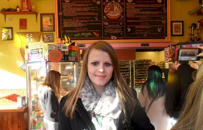 Désirée Werlen im Voodoo Doughnut Laden in Portland