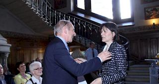 Staatsratspräsidentin Esther Waeber-Kalbermatten verabschiedet den scheidenden Walliser Bildungsminister Claude Roch.