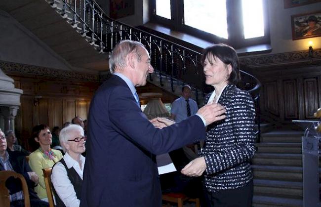 Staatsratspräsidentin Esther Waeber-Kalbermatten verabschiedet den scheidenden Walliser Bildungsminister Claude Roch.