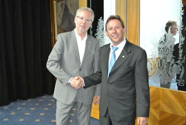 Stabsübergabe: Francis Perren als scheidender Präsident des Hotelier Vereins Zermatt heisst den neuen Präsidenten, Franz Schwegler (links), symbolisch herzlich willkommen.