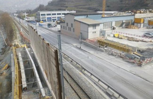 Die zukünftige Unterführung im Staldbach, fotografiert von der A9-Brücke in Blickrichtung Visp. Gut sichtbar sind die bereits erstellten Zugänge auf der Ost- und Westseite.